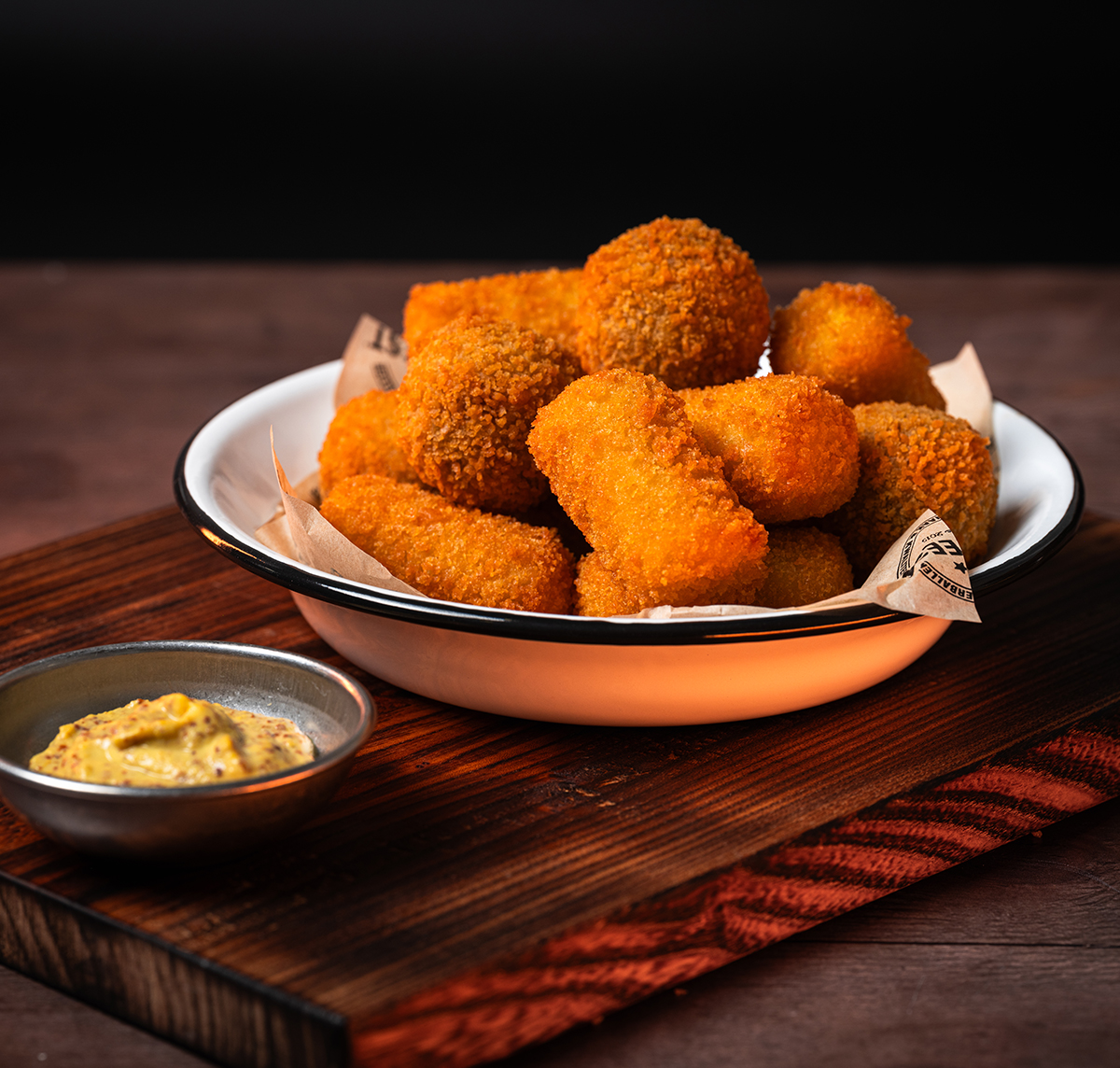 Schaaltje met krokante bitterballen en kroketjes van Grootmeester